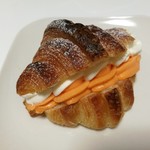 セシュエット - サクサククロワッサンに濃厚カスタードと北海道産クリームのダブルパンチ、クロワッサンアラクレーム302円