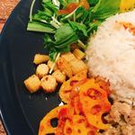 スパイスカレー モクロミ - 副菜群  上からスパイスマッシュポテト、水菜サラダ マンゴーとタマリンドのドレッシング、ヤングコーンのスパイスオイル漬け、レンコンのスパイストマト和え