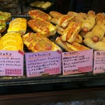 セシュエット - 海老のビスクを使ったタルティーヌや豚トロソーセージ、サバのラグーなどお料理のような調理パン