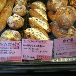 セシュエット - ハード生地を使ったスイーツ系は、人気のゆず栗やナッツとラムレーズン、苺とクリームチーズなど全て魅力的