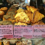 セシュエット - クロワッサンは、プラリネだけでなく珍しい黒ごまクリームを使ったザマンドも