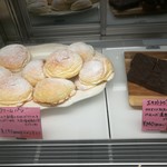 セシュエット - 冷蔵コーナーには看板商品のクリームパンや、70％ビターチョコのブラウ二ーなど