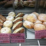 セシュエット - キャラメルカスタードと生クリームのWクリームパンや、ゴルゴンゾーラクリームとパインを合わせたサンドも