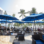 Waikiki Beach Marriott Resort & Spa - 入り口側から海側を望む。後ろにプールなどがあります。