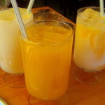 アイエヌキッチン - マンゴージュース（手前）、マンゴーラッシー（奥の2つ）