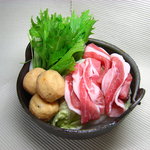 Naberyouri Yoshitomi - 水菜と豚肉のはりはり鍋（850円）。　しょう油だしが、アツアツがんもにしみてウマイ。