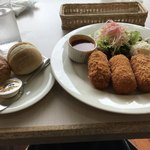 日比谷松本楼 - カニクリームコロッケとパン