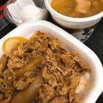 すき家 - 牛丼と豚汁、生卵のセット