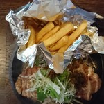 モンキー・ダイナー - お肉、あんまり見えないけど沢山盛ってあります。焦げ目はなく、でもエッジの利いた美味しいステーキでした。