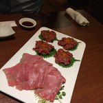 牛匠 緒つじ - 低温調理のイチボのシャブ刺し、ユッケ。