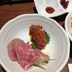 牛匠 緒つじ - イチボのシャブ刺し、ユッケ。