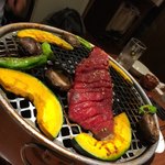 牛匠 緒つじ - ハサミでジョキジョキと切っていただきます。