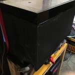 墨や - お！イカ水槽にカバーかけてある！