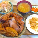 味噌汁＋サラダ＋漬物付き　味付きネギは100円