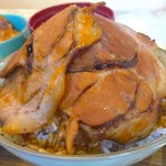 豚丼きみお - チャーシューをとると大きめの豚肩ロースが2枚(肉増し分)あります