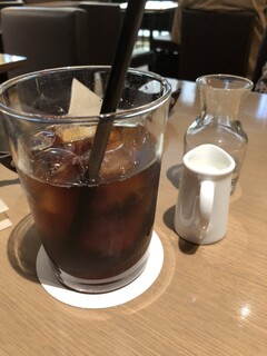 Kafe Ando Bukkusu Biburioteku - ドリンクは選べますので「アイスコーヒー」を。薄めです。