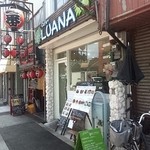 LUANA - お店前から。