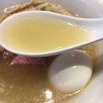 らぁ麺 鳳仙花 - 金目鯛をメインに炊き込んだスープは、濃厚な「金目鯛」の旨みを感じる事のできる秀逸なスープです。