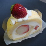 スモーキー ジョーズカフェ - いちごのロールケーキ…要問合(手作りスポンジに自慢のカスタードと独自配合の濃厚な生クリームを使用/季節ごとにフルーツが変わります)