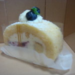 スモーキー ジョーズカフェ - ブルーベリーのロールケーキ…要問合(手作りスポンジに自慢のカスタードと独自配合の濃厚な生クリームを使用/季節ごとにフルーツが変わります)