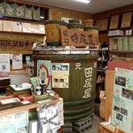 田尻屋総本家 - お店内観；三和土の真ん中に大きな樽が鎮座してます @2018/05/268