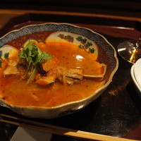 月居 赤坂 - 骨付きラム肉の酸湯火鍋