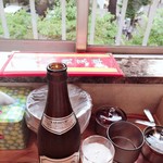 小魏鴨脖店 - カウンター窓側席でビール♪