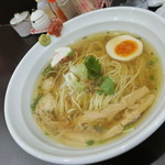 マグロ出汁の中華そば白醤油仕立て　800円