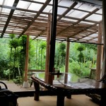 智月庵 - 座敷からテラス席を望む。