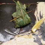 杢の抄 - 焼物：噴火湾産帆立の熊笹焼き　山わさびソース