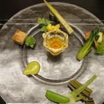 前菜：ニセコ野菜盛り合わせ　コンソメジュレ　香草味噌