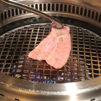 ヤキニク旭 - さっと焼いてくれます。