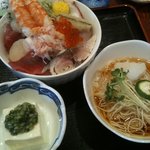 海鮮・話食処 しん - しんの海鮮丼　950円
