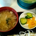 橋場食堂 - 味噌汁、漬物
