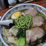 なにや - ワンタンと麺・クローズアップ
