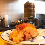 一碗水 - お米とお茶でスモークした鶏もも肉