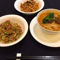 スーツァン・レストラン陳 渋谷店 - 左から時計回りに
                野菜入り回鍋肉チャーハン  、汁なし坦々麺 、陳健一の担々麺