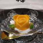 グランド ダイア - マンゴーとココナッツのアイスにパッションフルーツのソース