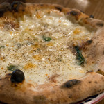 Pizzeria Bakka M'unica - チーズとアンチョビ黒胡椒