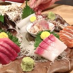 ROKU KANDA - 刺し盛りだべ！中央のは「アジの荒なめろう」うみゃーがな！みょうがと合わせてあります。
                                この盛り付けられたうつわも手作り