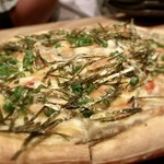 ROKU KANDA - 人気メニューの「蟹身蟹味噌ピザ」、これは凄いです、どんだけ具材に蟹を使ってるんでしょうか！！