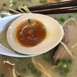 三四郎 - 味玉のアップ