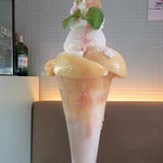 フルーツカフェ　フルータス - 桃のパフェ