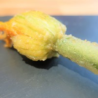 セミーナ - 三笠の花ズッキーニの中にモッツァレラチーズを入れて揚げたもの。