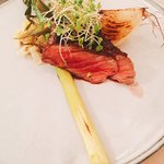 カーサ カルマ - 南信州牛にミサキタマネギ。こちらも皮までおいしくいただきました。