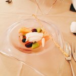 カーサ カルマ - 
      ミントのグリッシーニ、マチェドニア、白いんげん ブランマンジェ。お皿も可愛い。