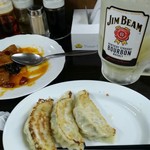 新天地人 - 晩酌セットの焼き餃子(4個)とメガビームハイボール(重くて片手で上がらない？)