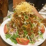 炭火焼肉 ぐら - 以前よりちょっと低くなった？「マウンテンぐらサラダ」♫