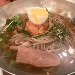 炭火焼肉 ぐら - 時間がかかると言われて、最初に注文したら、あっという間に配膳となった「冷麺」(@_@)