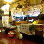 鶴橋まぐろ食堂 - カウンター席